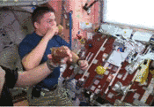 У космонавтов появилась возможность пить кофе в невесомости из чашки